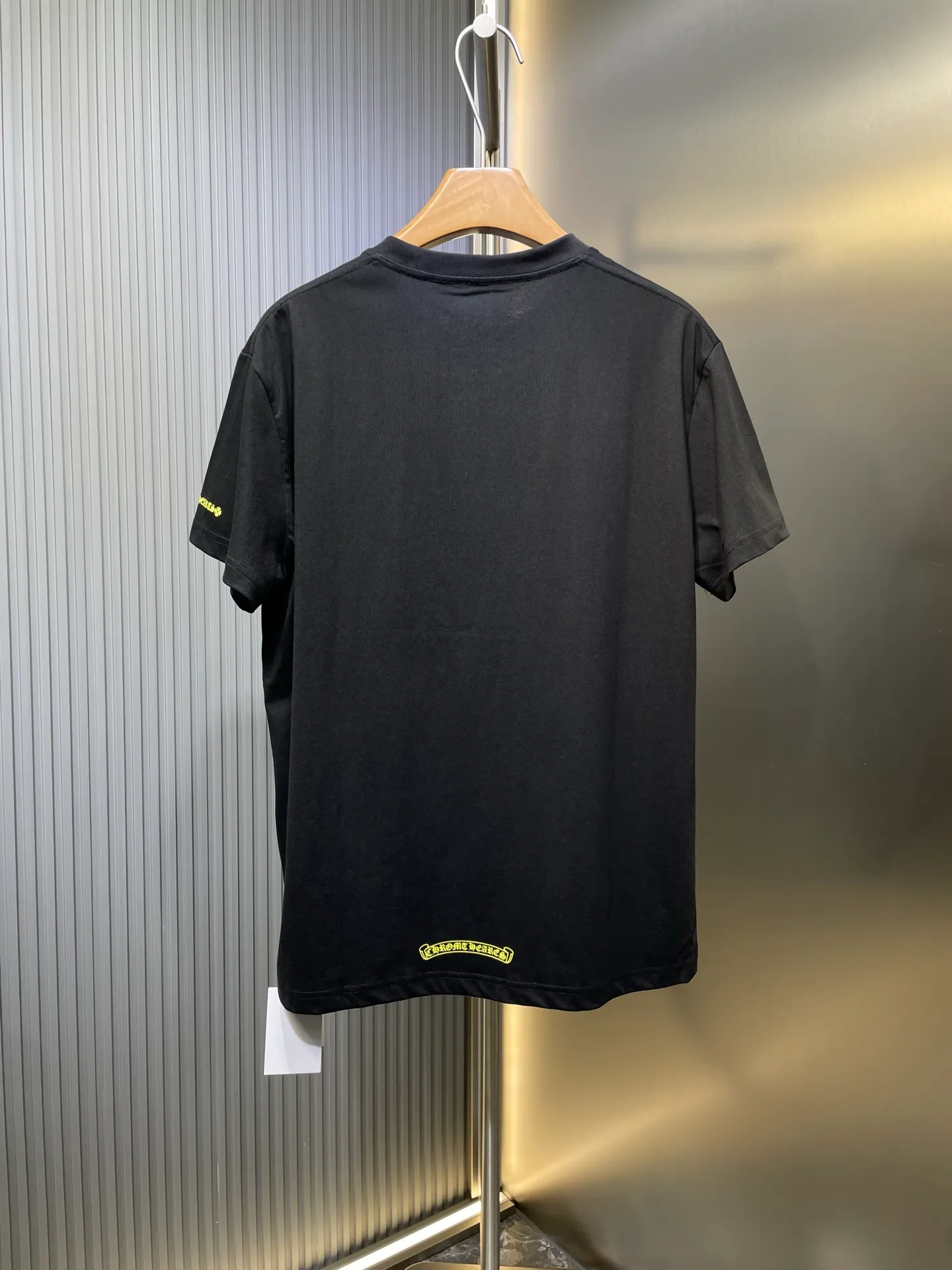 🅿️270 Crow Heart🌟【Top original order】Sanskrit printed short sleeves with collar. Process description: The fabric is made of 26-woven 200g cotton, and the printing is hand-printed with glue. The overall alignment is straight and delicate, the fabric is comfortable and soft, and the color is consistent without color difference. It can be matched with the same style to create a fashionable look and control various occasions. Customized accessories, complete three standards, same style for men and women! ⚠️Color: Black ⚠️Size: SML